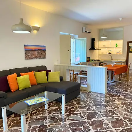 Charming House Near The Sea In Torre Pali. Hébergement de vacances