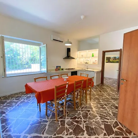 Casa vacanze Charming House Near The Sea In Torre Pali. *